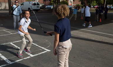 kids playing jumprope